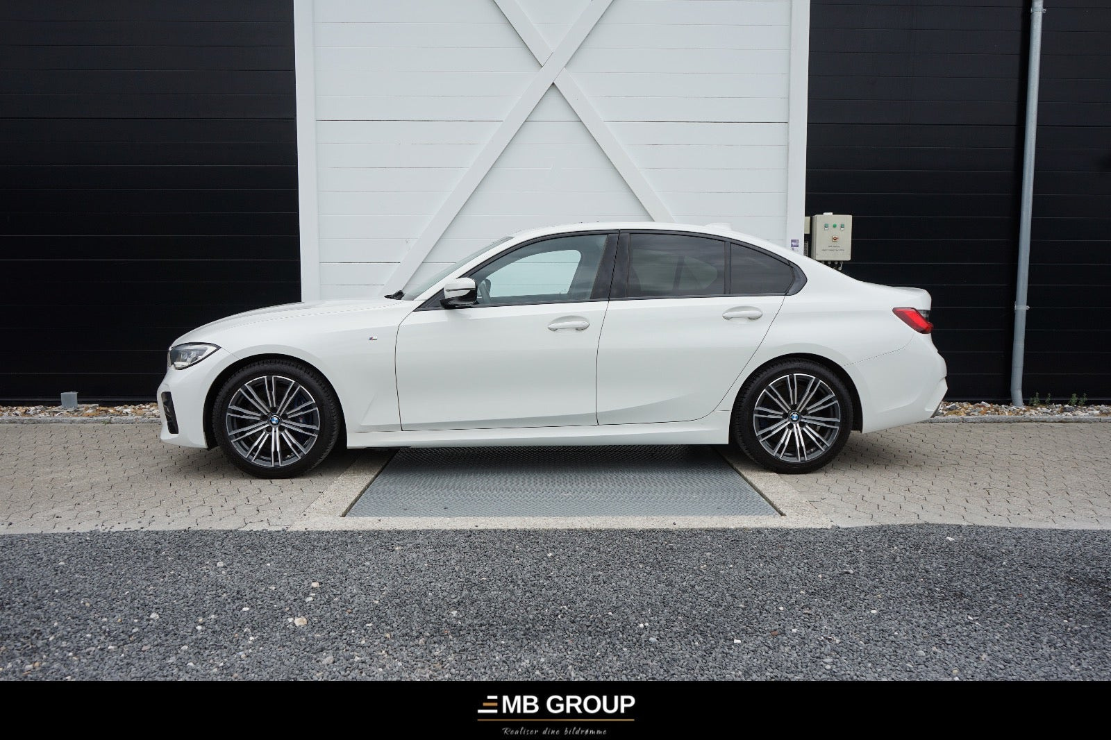 Hvid BMW 330i fra 2019