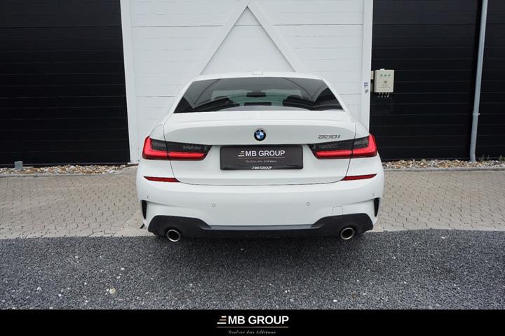 Hvid BMW 330i fra 2019