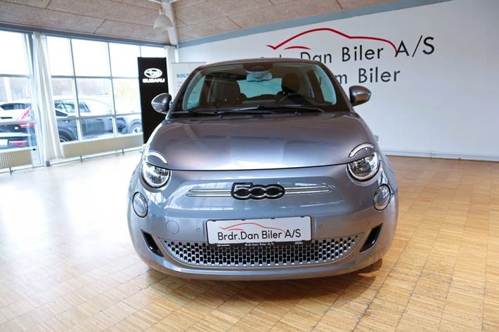 Grå Fiat 500e fra 2023