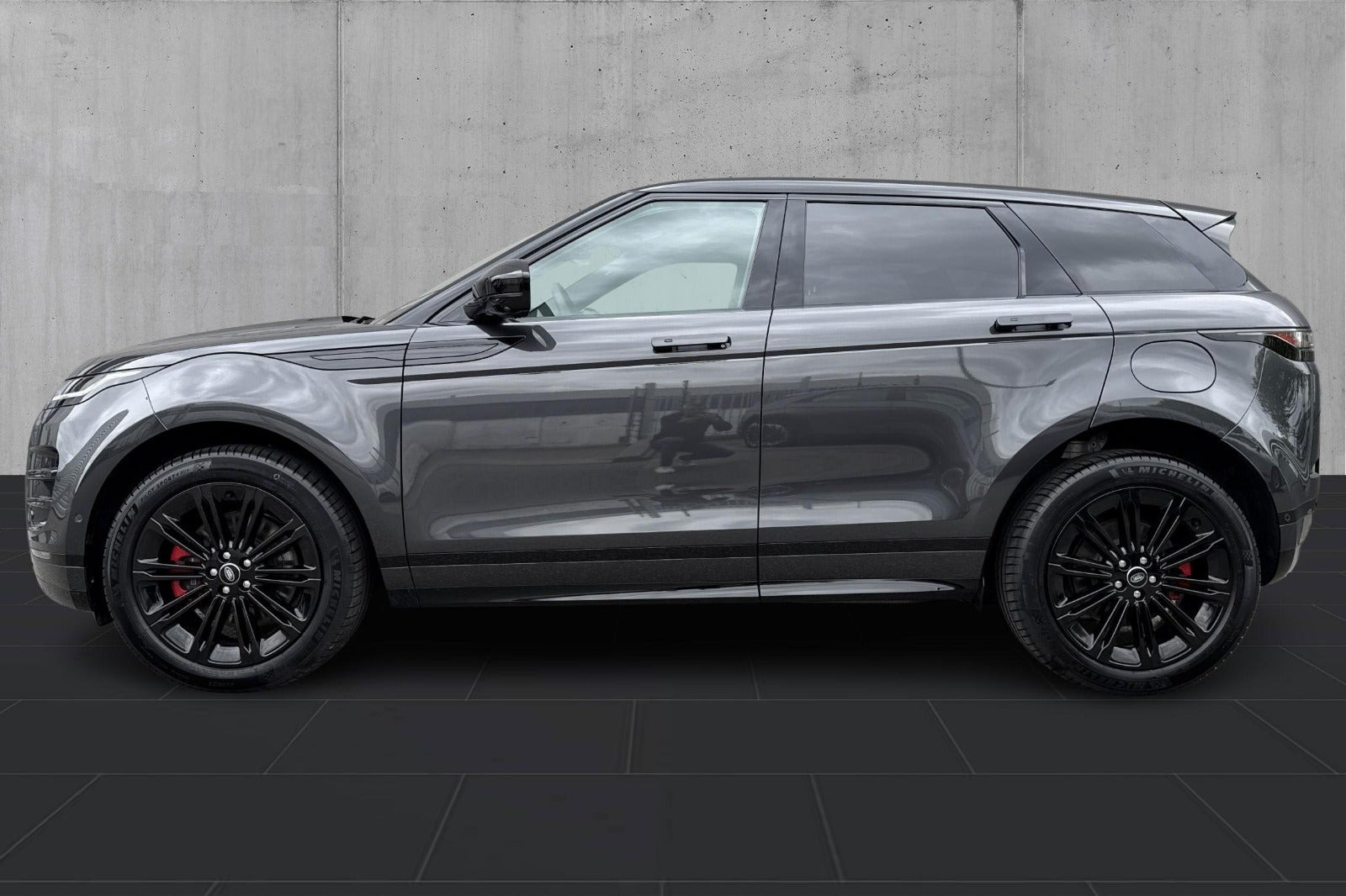 Grå Land Rover Range Rover evoque fra 2025