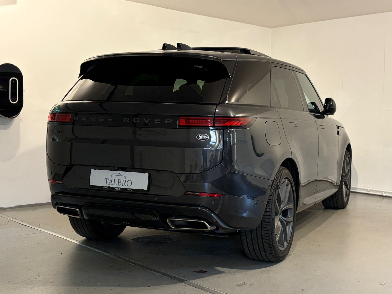 Grå Land Rover Range Rover sport fra 2023