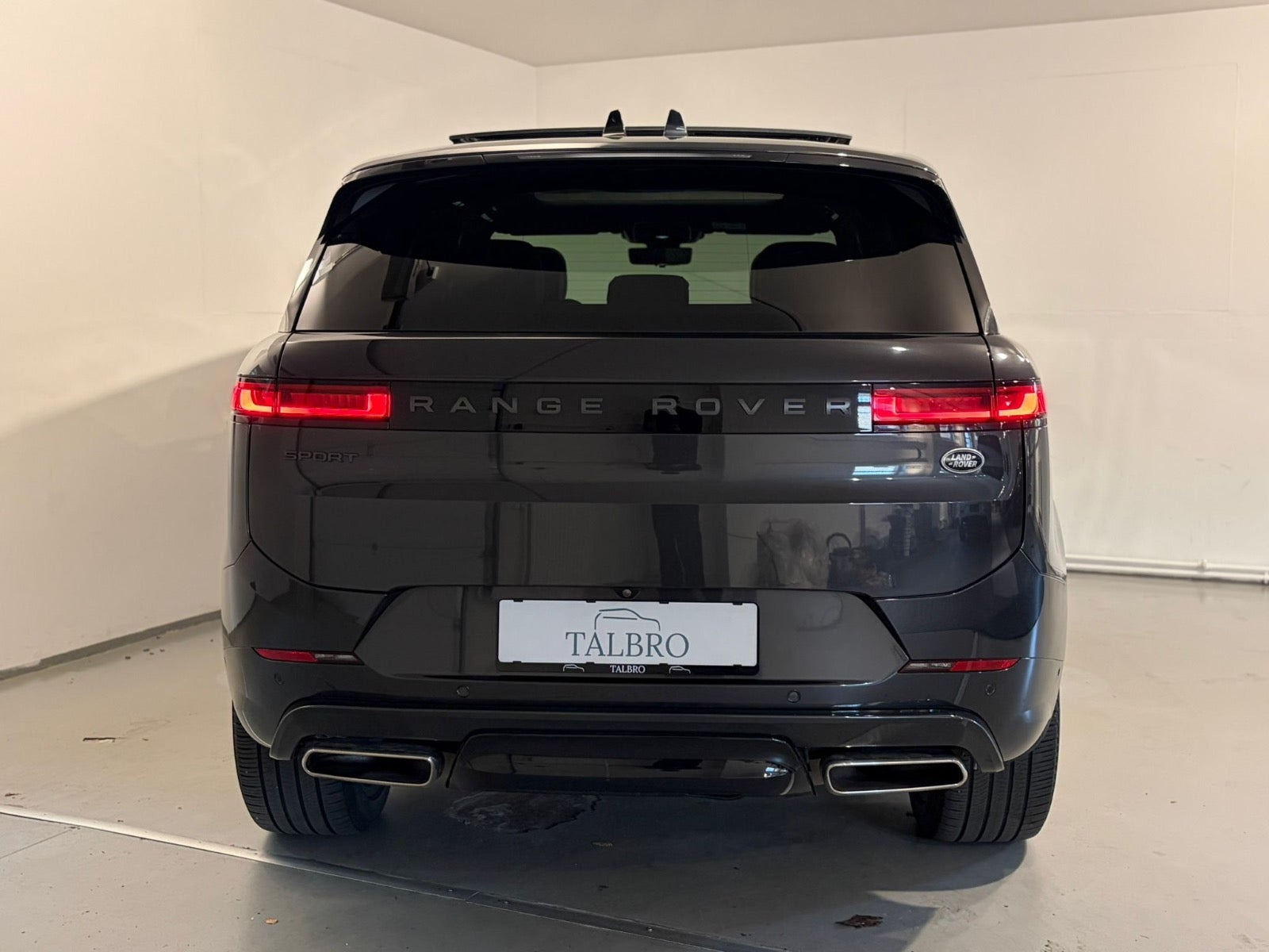 Grå Land Rover Range Rover sport fra 2023