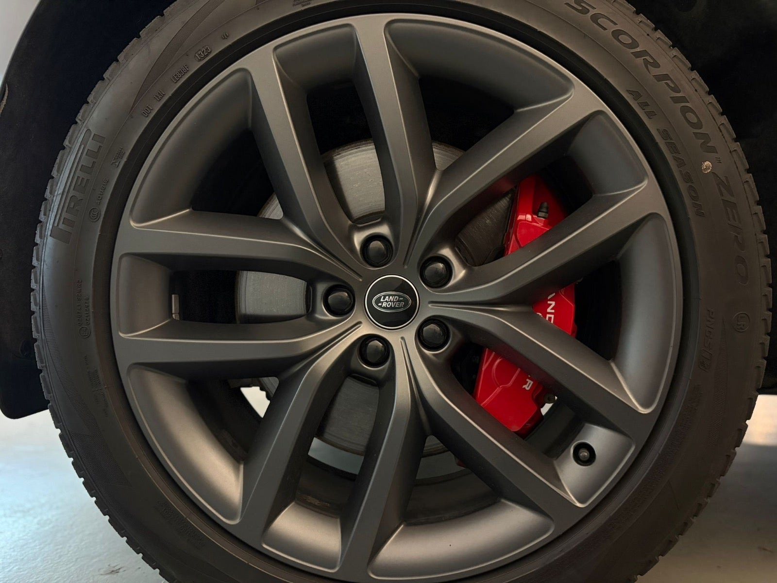 Grå Land Rover Range Rover sport fra 2023