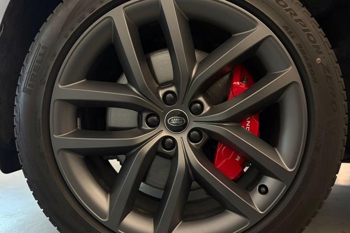 Grå Land Rover Range Rover sport fra 2023