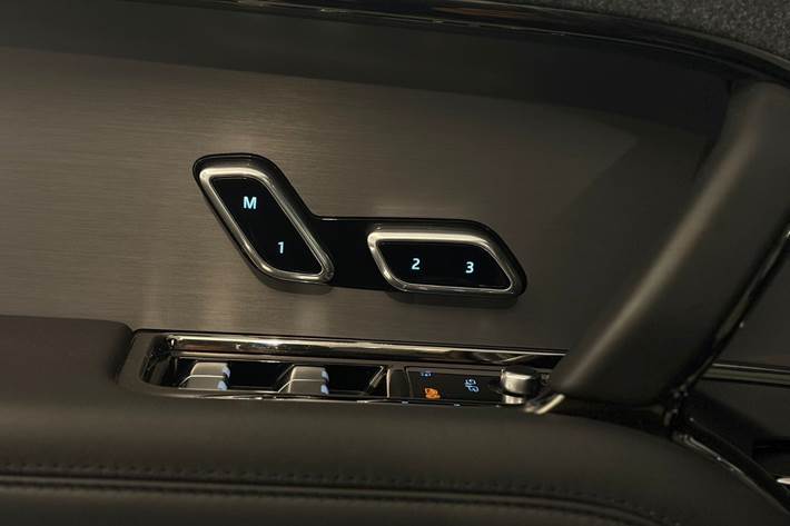 Grå Land Rover Range Rover sport fra 2023