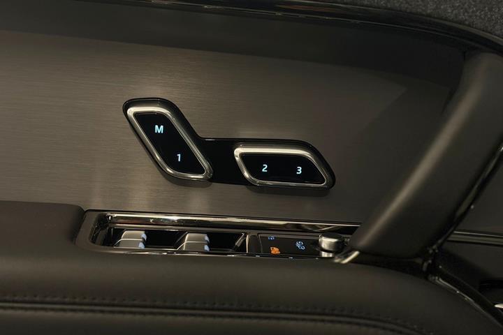 Grå Land Rover Range Rover sport fra 2023