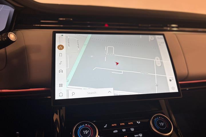 Grå Land Rover Range Rover sport fra 2023