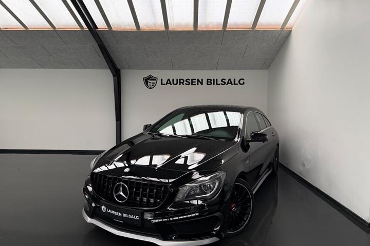 Sort Mercedes CLA45 fra 2015 set udefra
