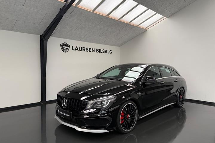 Sort Mercedes CLA45 fra 2015 set udefra