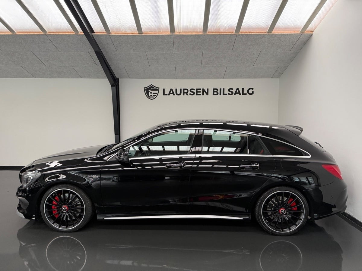 Sort Mercedes CLA45 fra 2015 set udefra