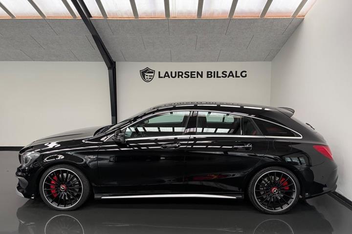 Sort Mercedes CLA45 fra 2015 set udefra