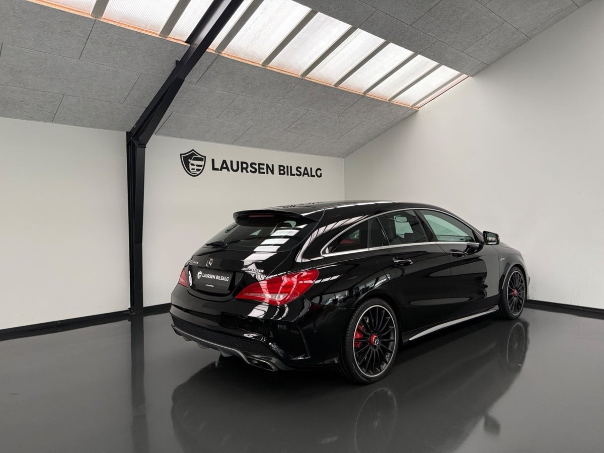 Sort Mercedes CLA45 fra 2015 set udefra