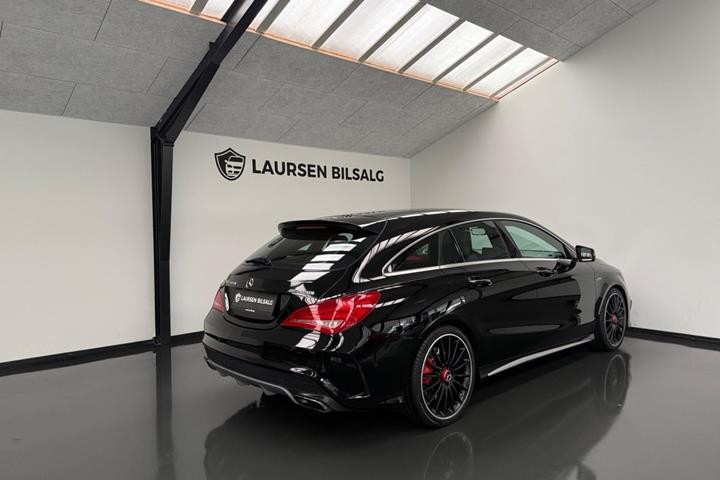 Sort Mercedes CLA45 fra 2015 set udefra
