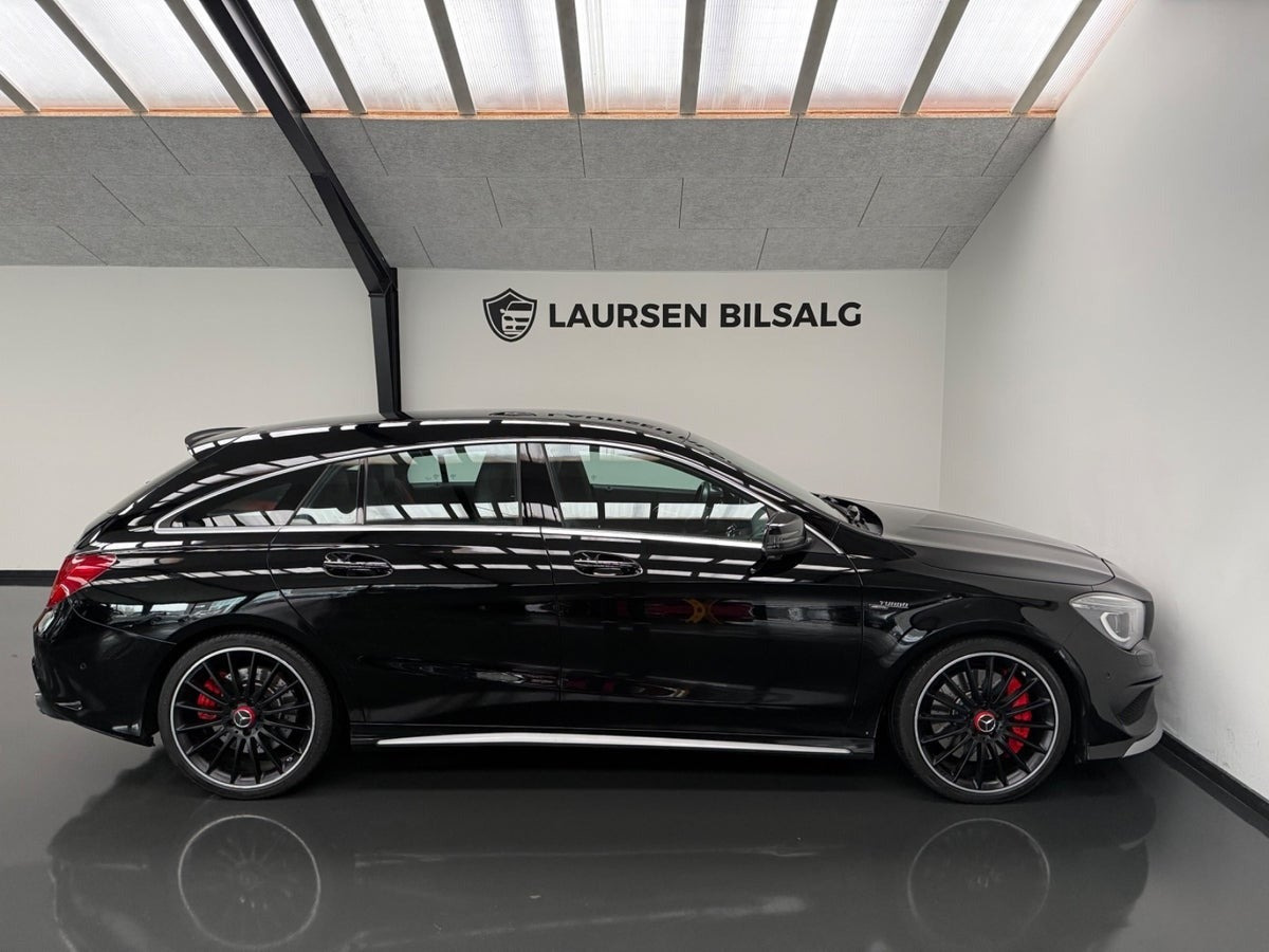 Sort Mercedes CLA45 fra 2015 set udefra