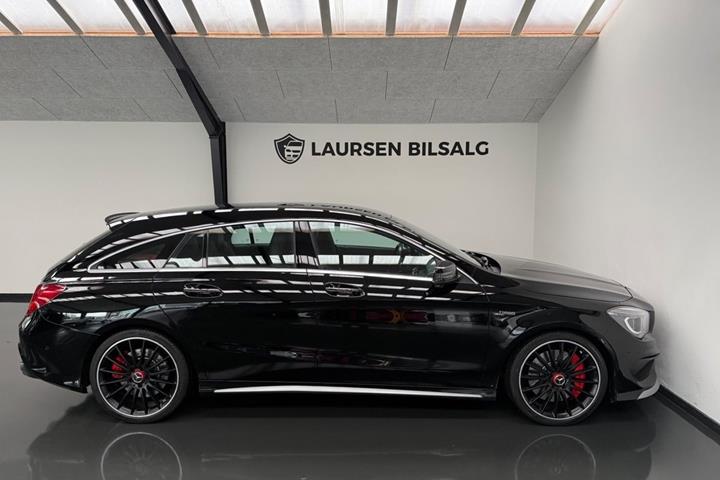Sort Mercedes CLA45 fra 2015 set udefra