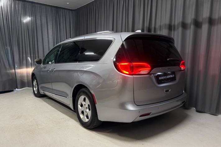 Sølv Chrysler Pacifica fra 2018