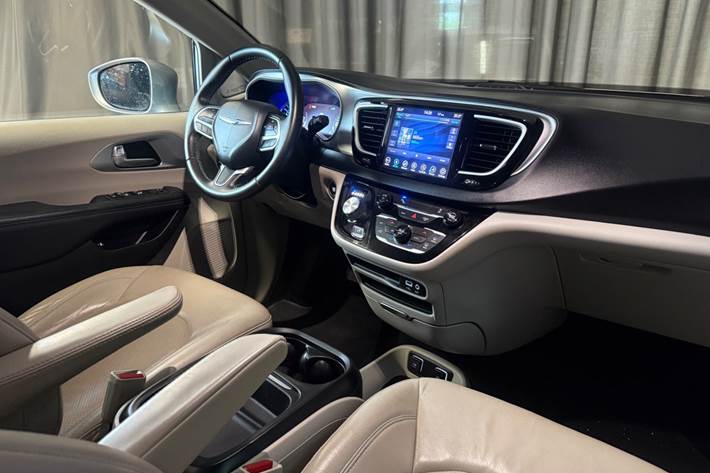 Sølv Chrysler Pacifica fra 2018
