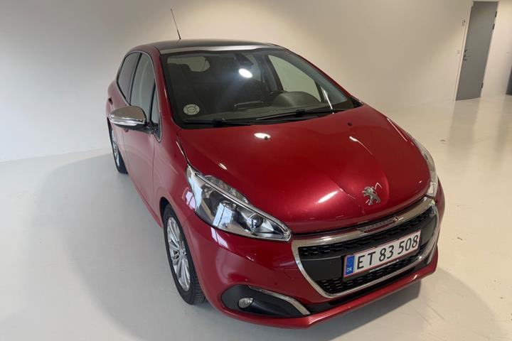 Rød Peugeot 208 fra 2018 set udefra