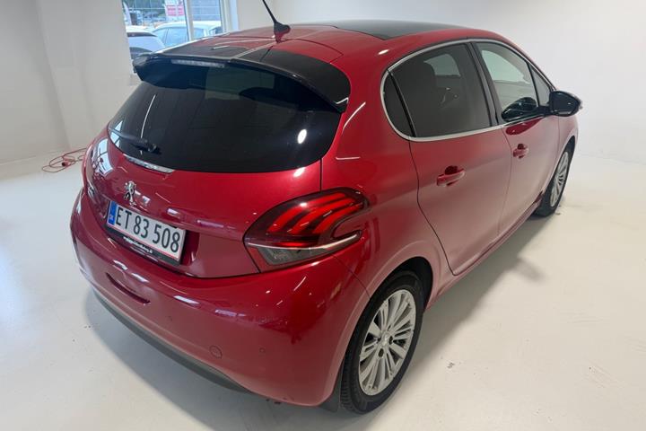 Rød Peugeot 208 fra 2018