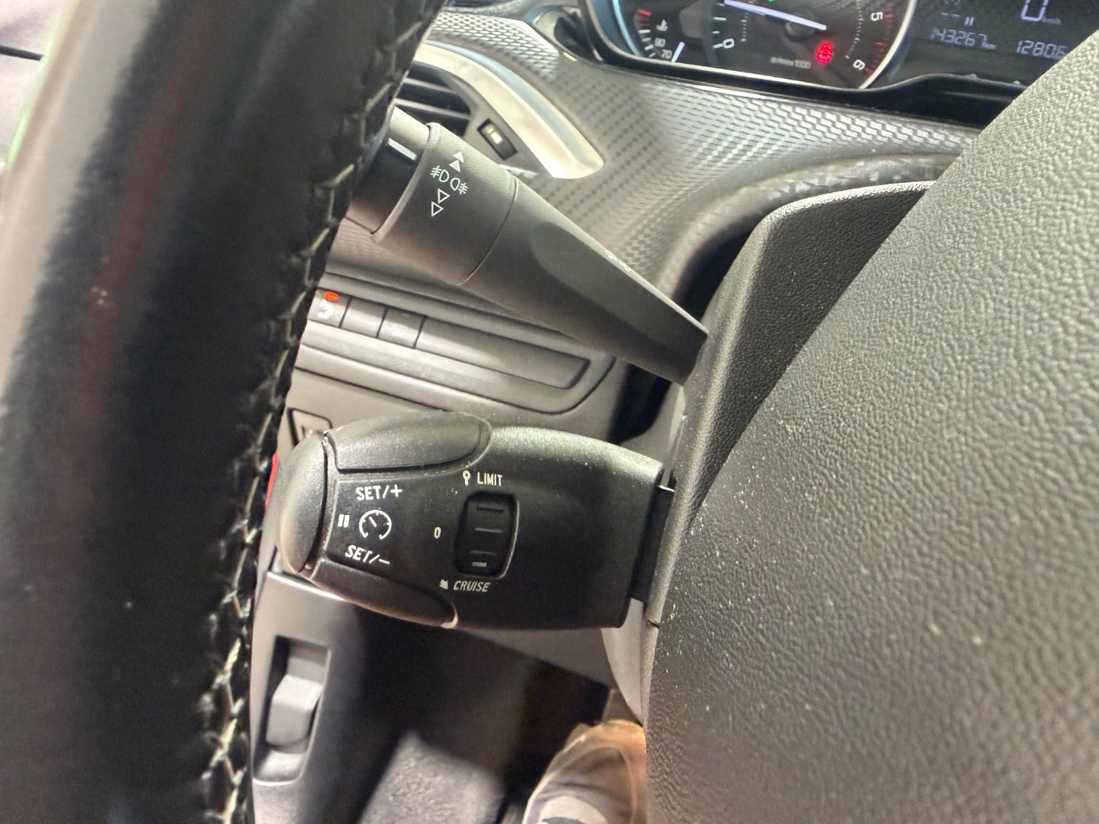 Rød Peugeot 208 fra 2018