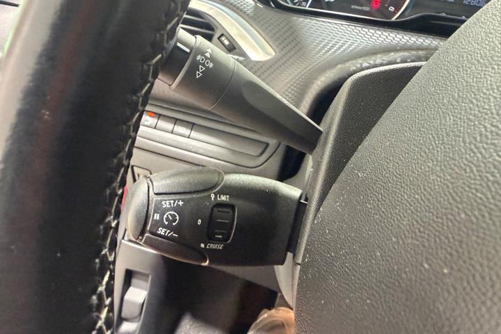 Rød Peugeot 208 fra 2018
