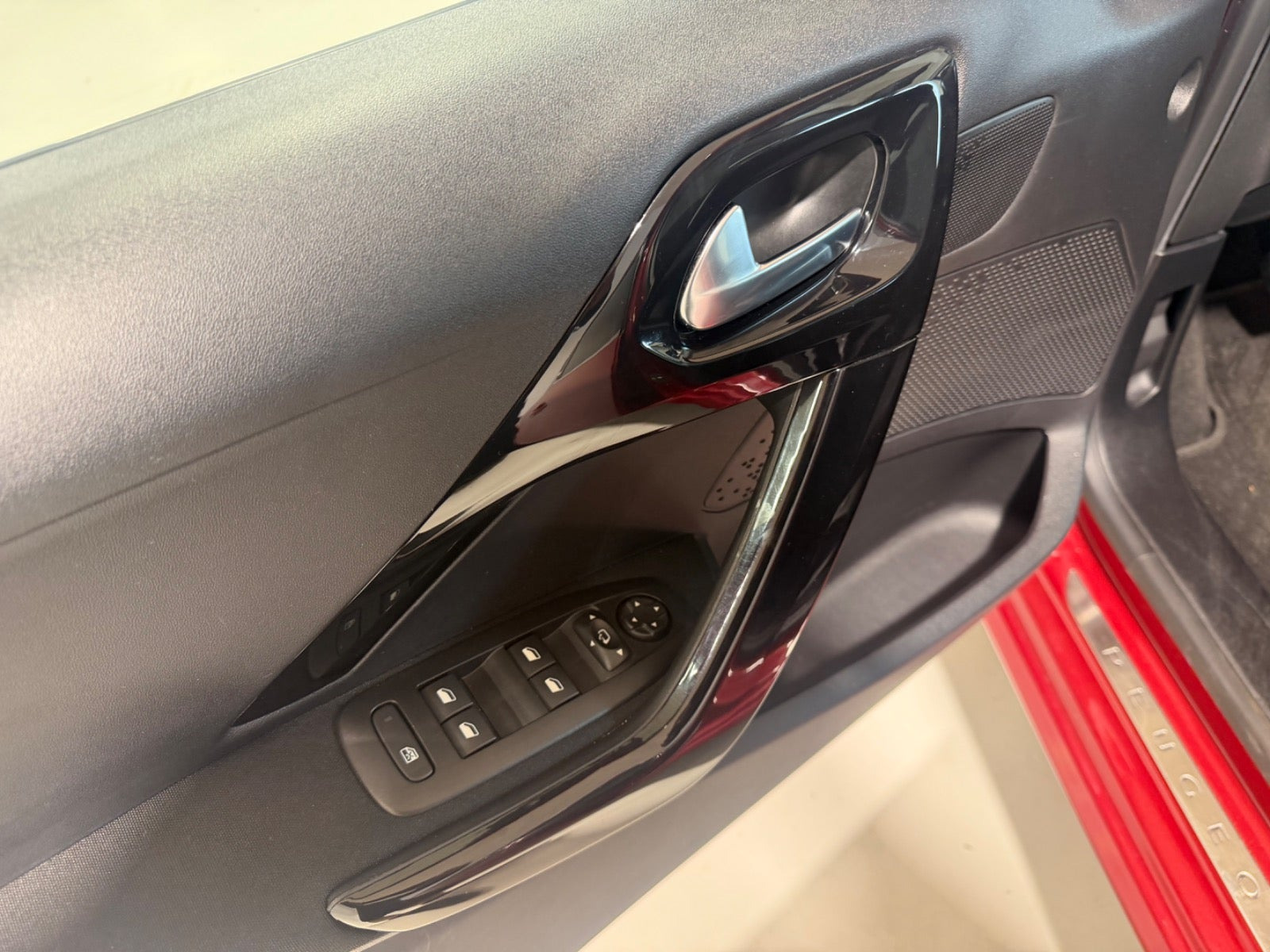 Rød Peugeot 208 fra 2018
