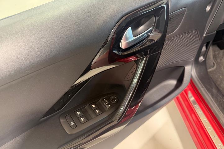 Rød Peugeot 208 fra 2018