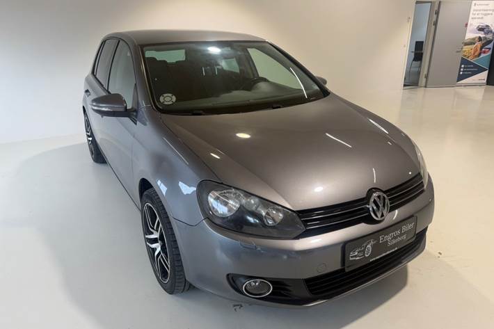 Grå VW Golf VI fra 2011