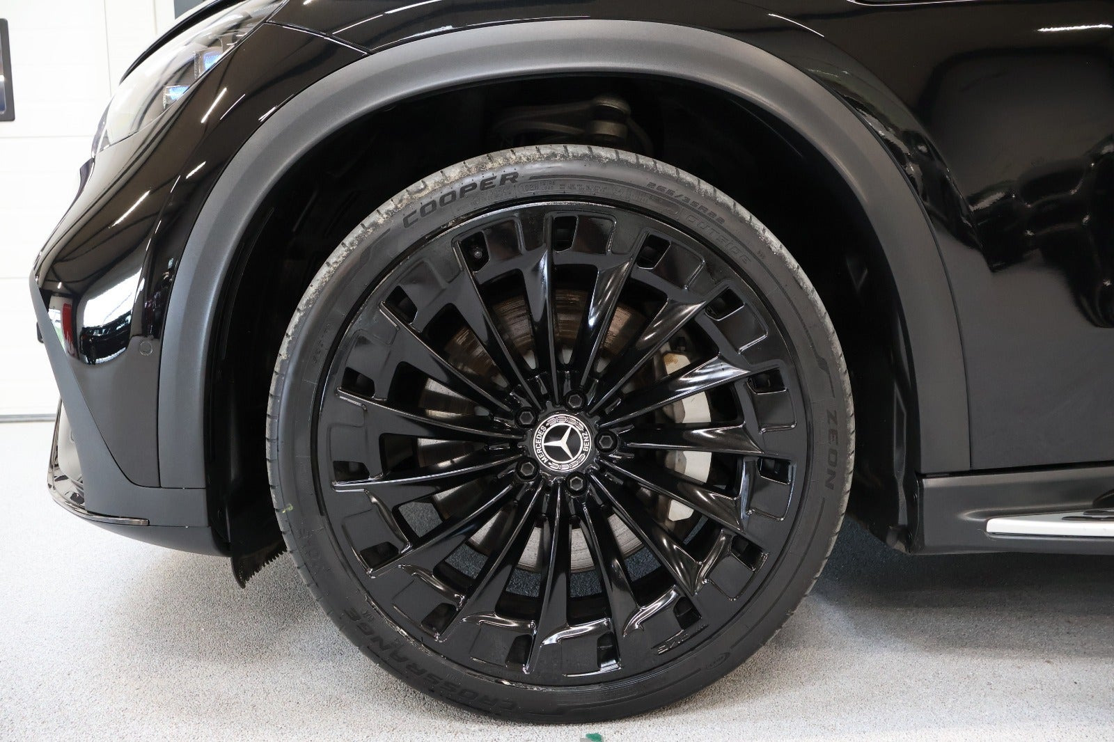 Sort Mercedes EQE500 SUV fra 2024