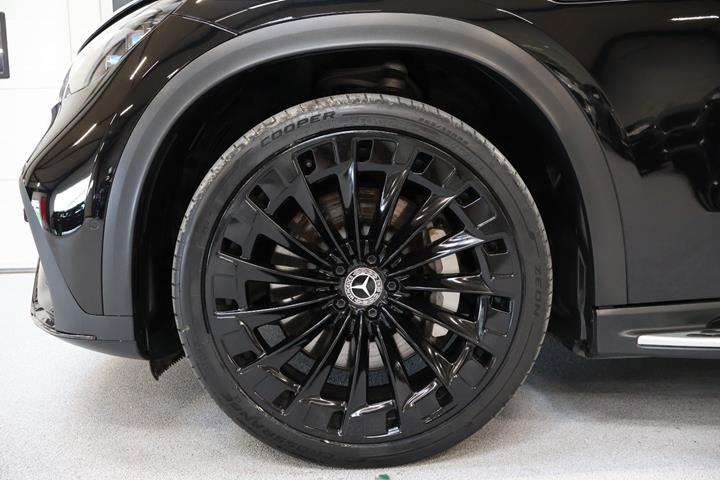 Sort Mercedes EQE500 SUV fra 2024