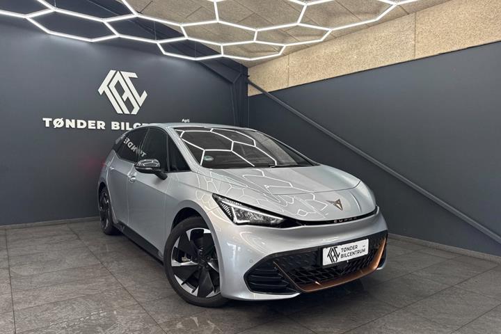 Sølv Cupra Born fra 2026 set udefra