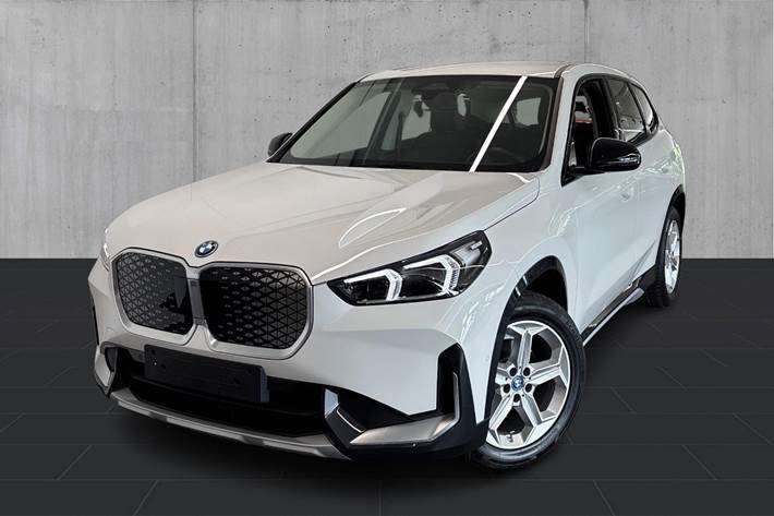 Hvid BMW iX1 fra 2024 set udefra
