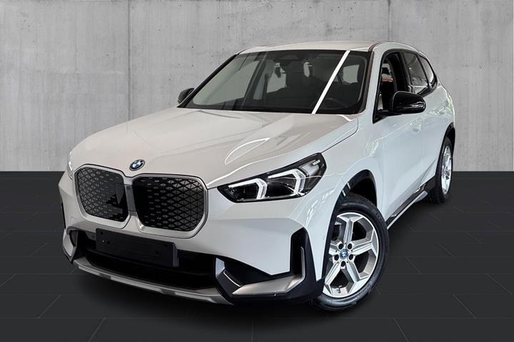 Hvid BMW iX1 fra 2024 set udefra