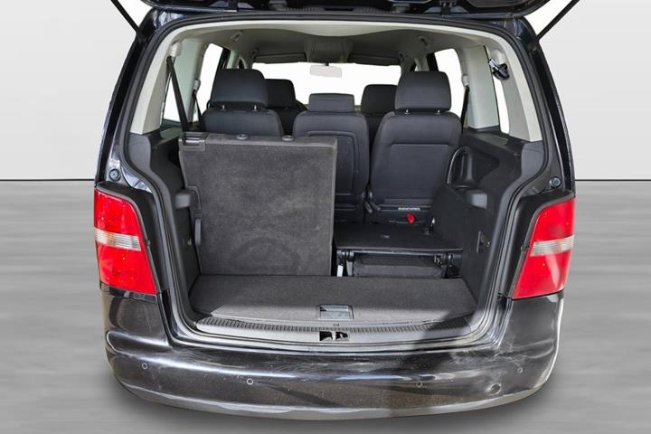 Sort VW Touran fra 2004