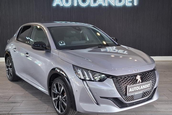 Grå Peugeot e-208 fra 2023 set udefra