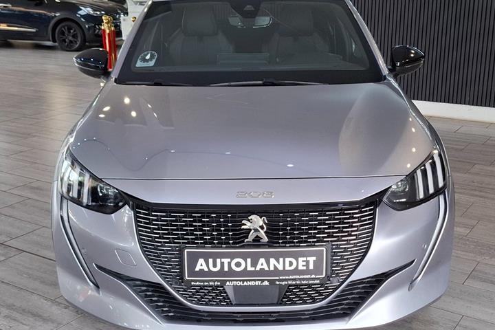Grå Peugeot e-208 fra 2023