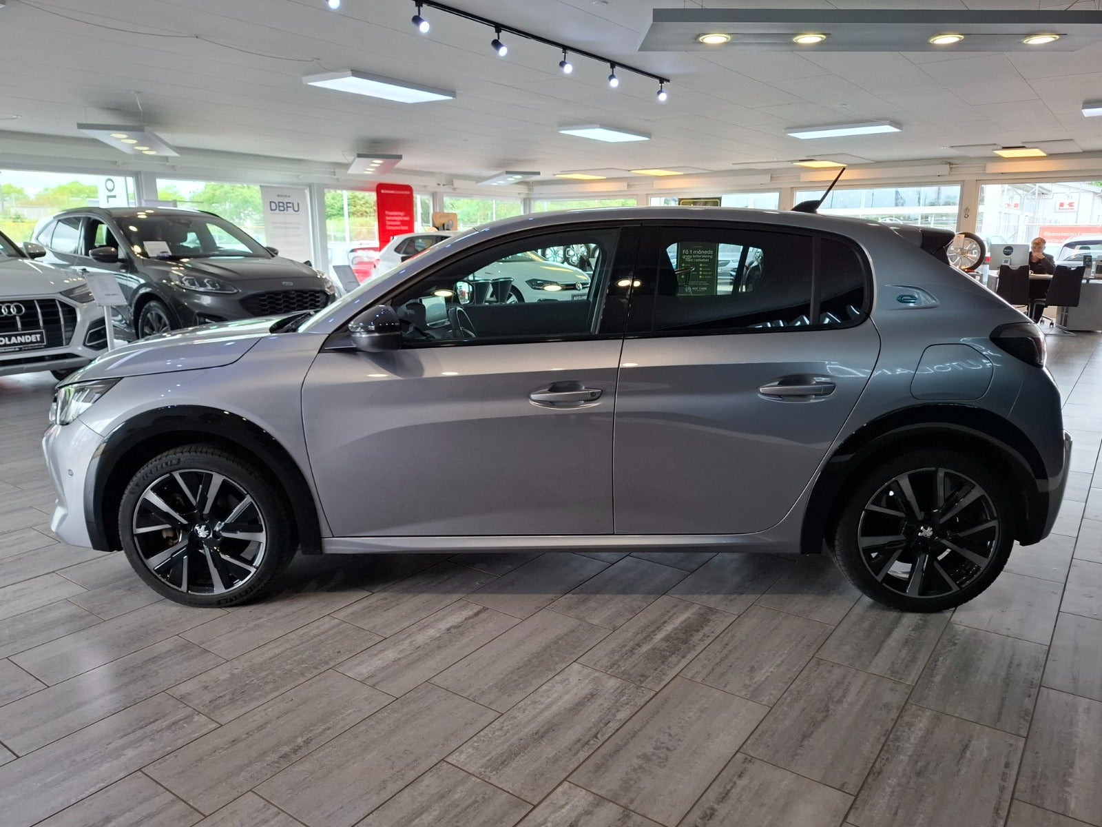 Grå Peugeot e-208 fra 2023