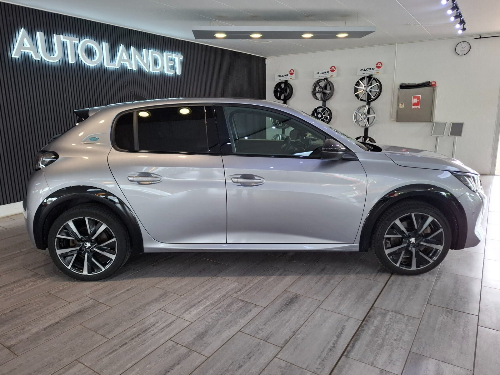 Grå Peugeot e-208 fra 2023