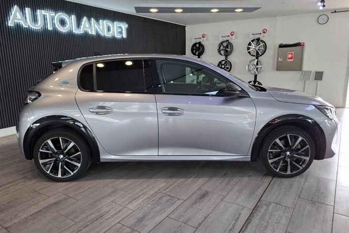 Grå Peugeot e-208 fra 2023