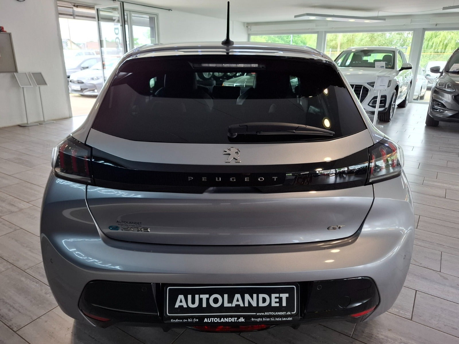 Grå Peugeot e-208 fra 2023