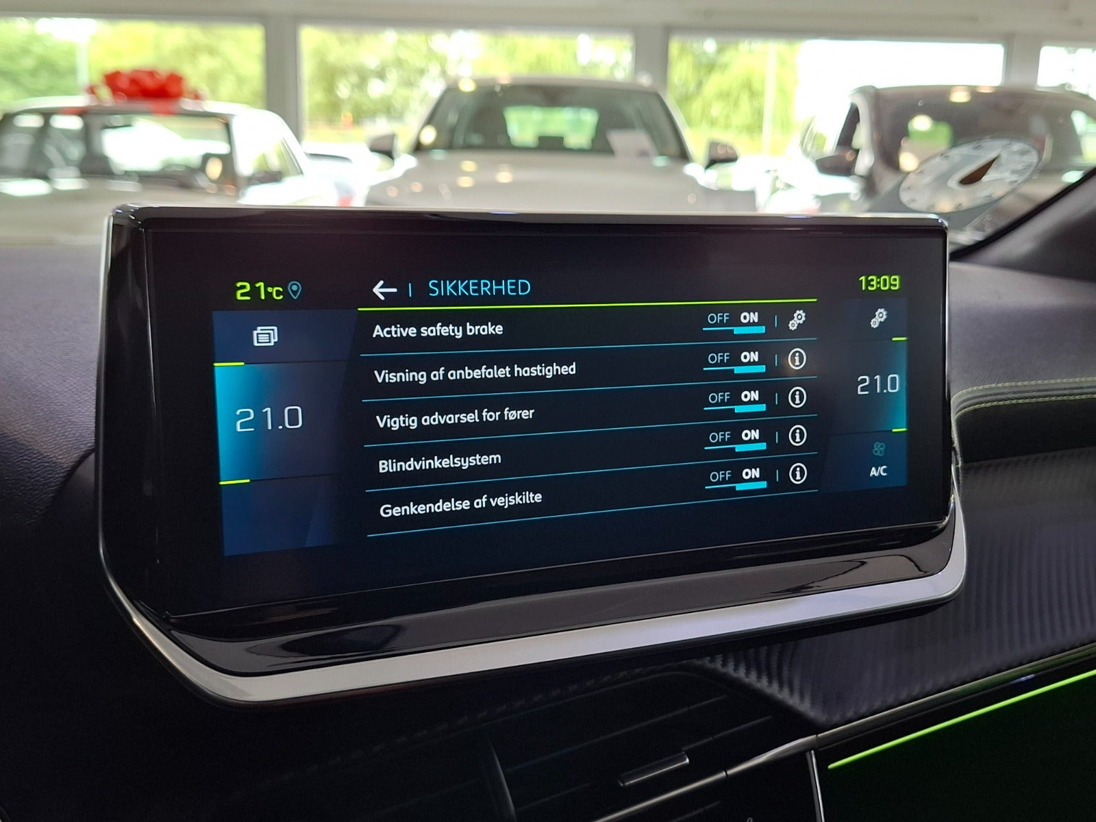 Grå Peugeot e-208 fra 2023