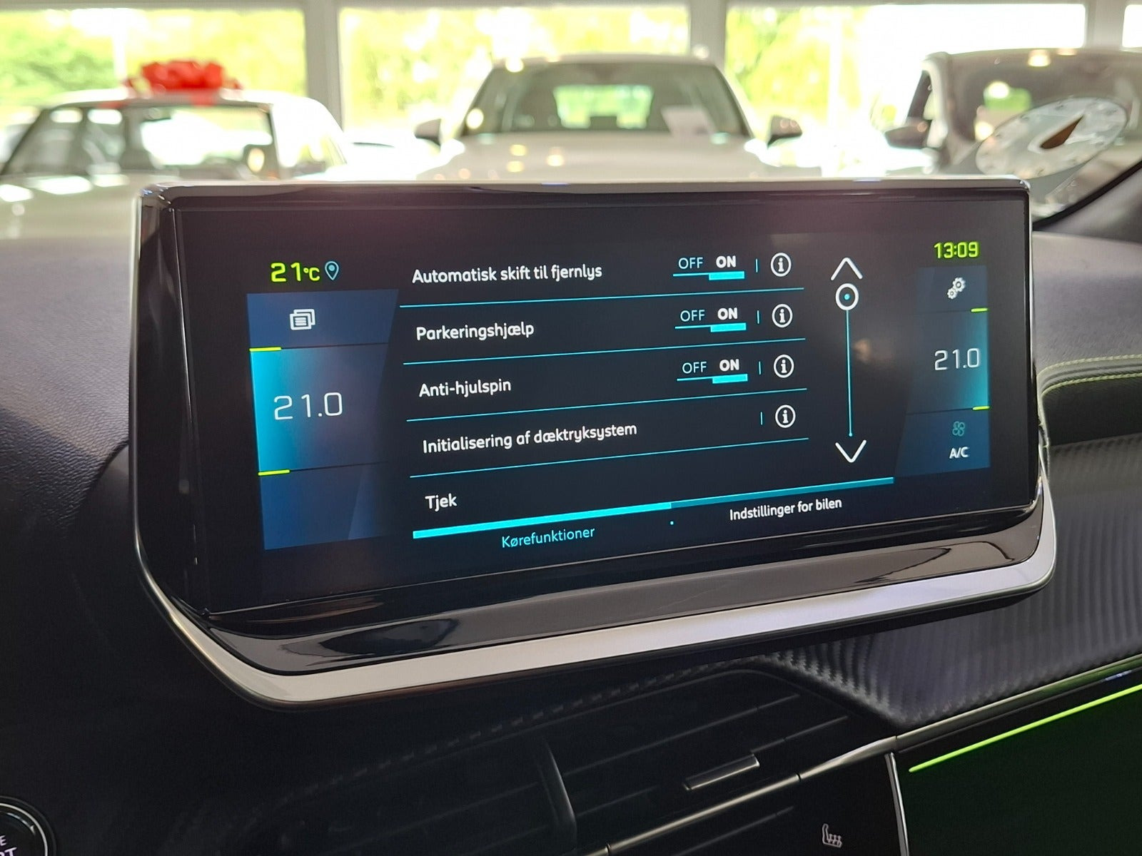 Grå Peugeot e-208 fra 2023