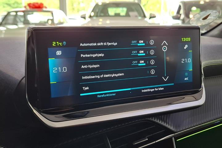 Grå Peugeot e-208 fra 2023