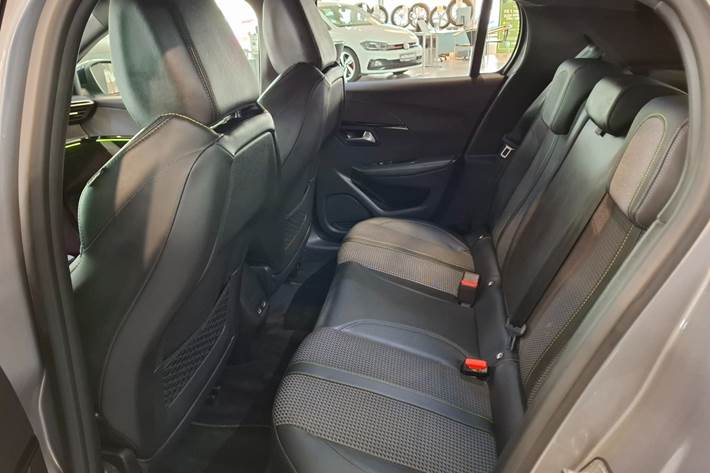Grå Peugeot e-208 fra 2023