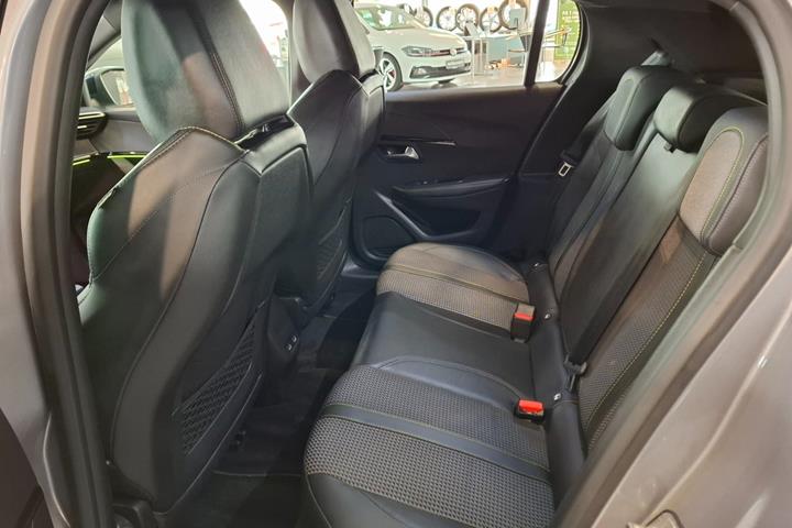 Grå Peugeot e-208 fra 2023
