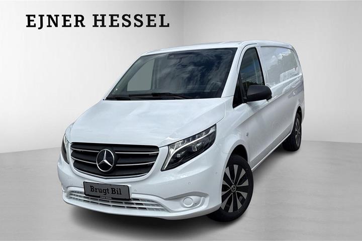 Hvid Mercedes Vito 116 fra 2023 set udefra