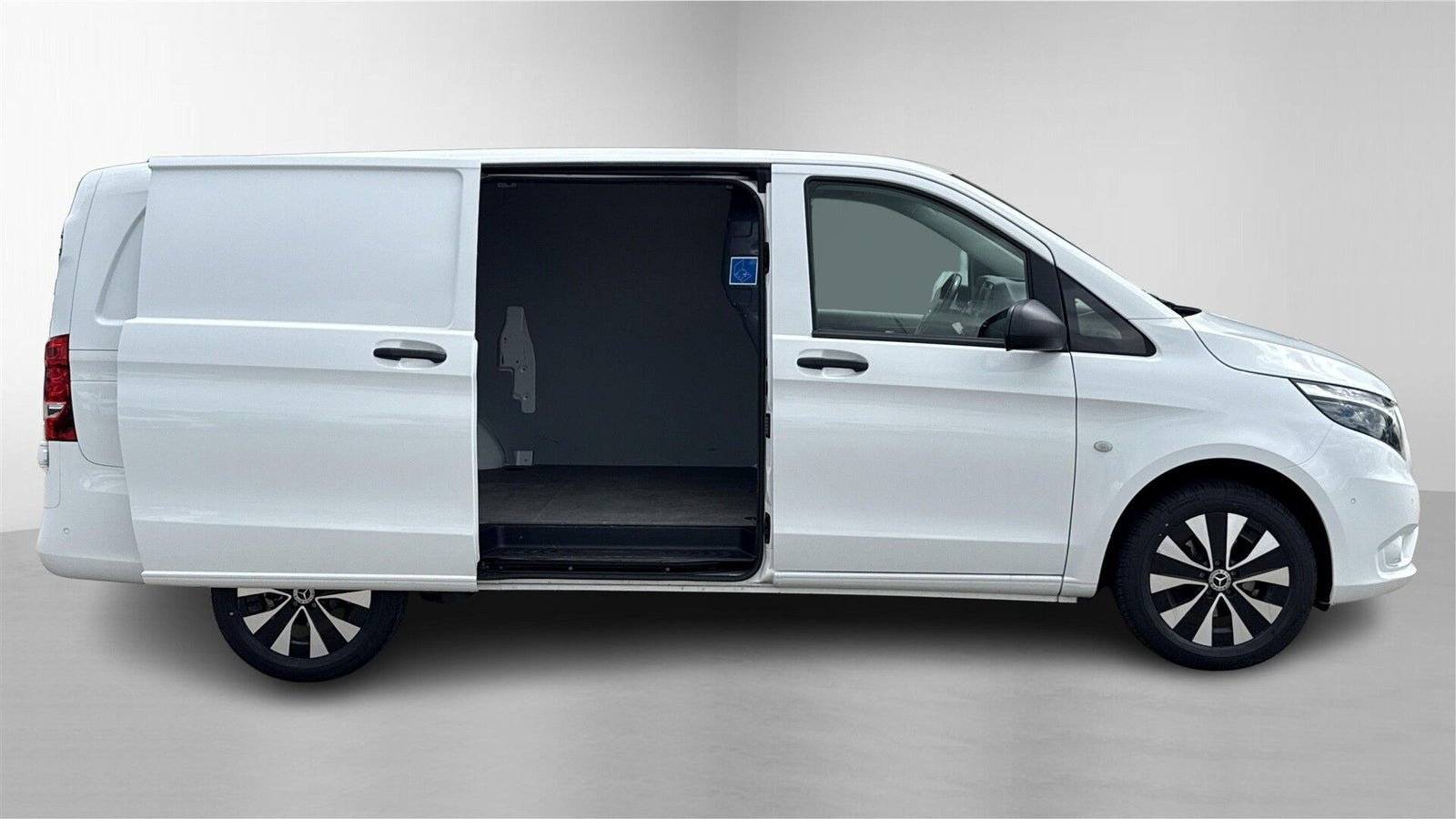 Hvid Mercedes Vito 116 fra 2023