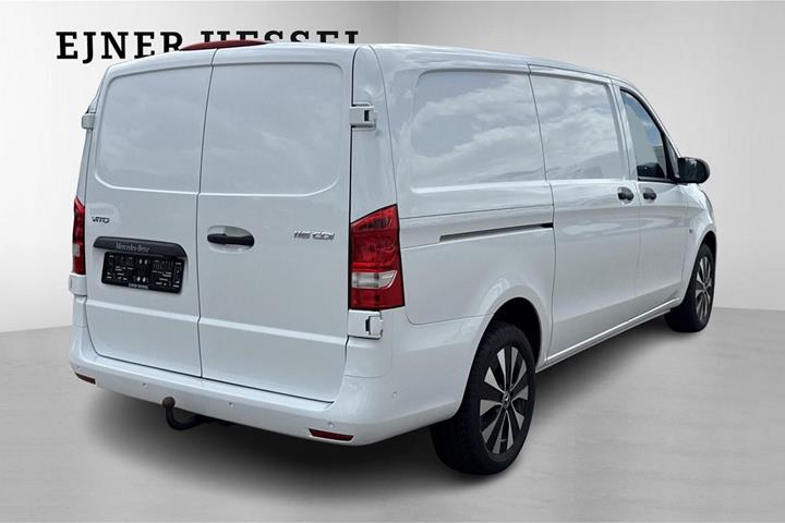 Hvid Mercedes Vito 116 fra 2023