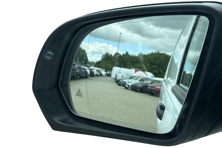 Hvid Mercedes Vito 116 fra 2023
