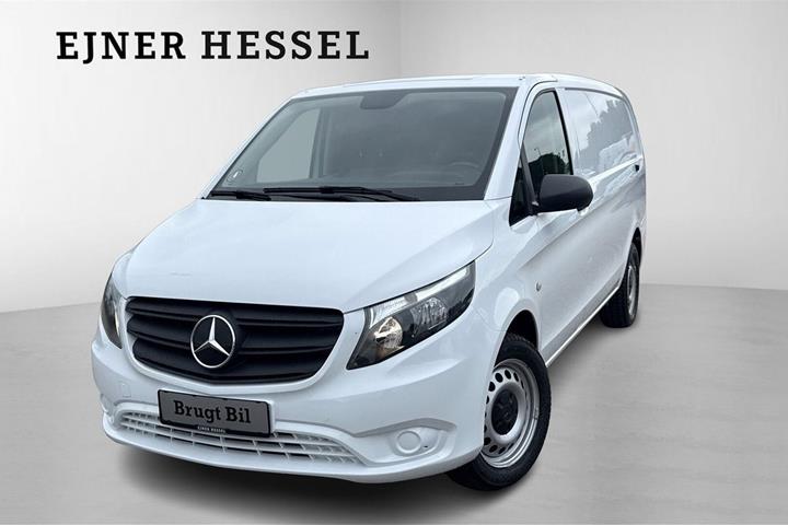 Hvid Mercedes Vito 116 fra 2023 set udefra
